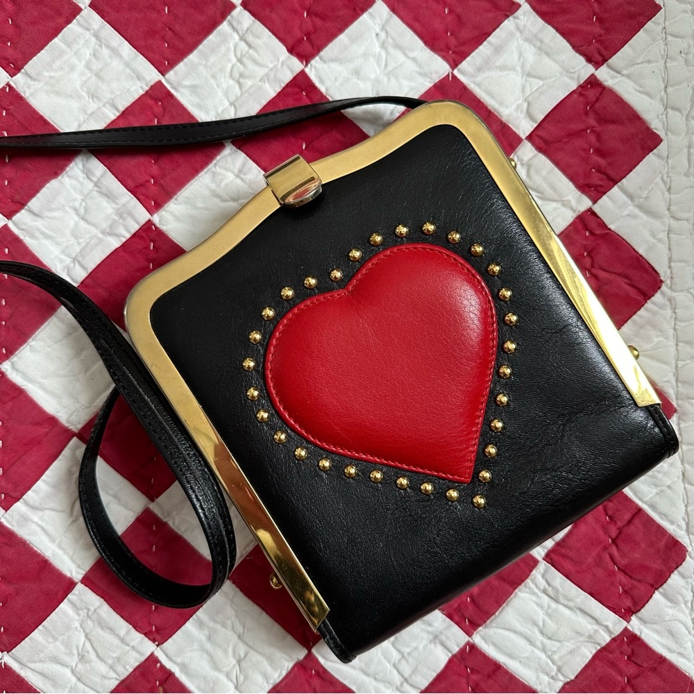 -BLACK HEART PURSE WITH GOLD DETAILS-